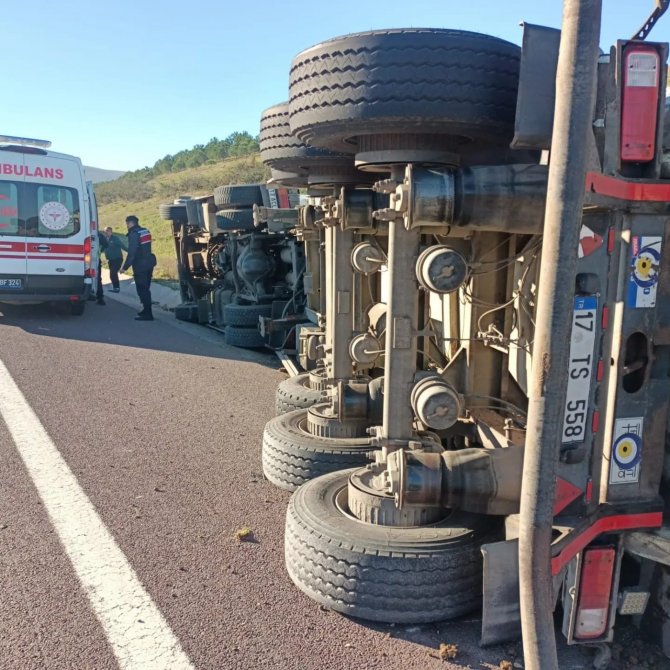 Yalova’da Kontrolden Çıkan Tır Devrildi: 1 Yaralı