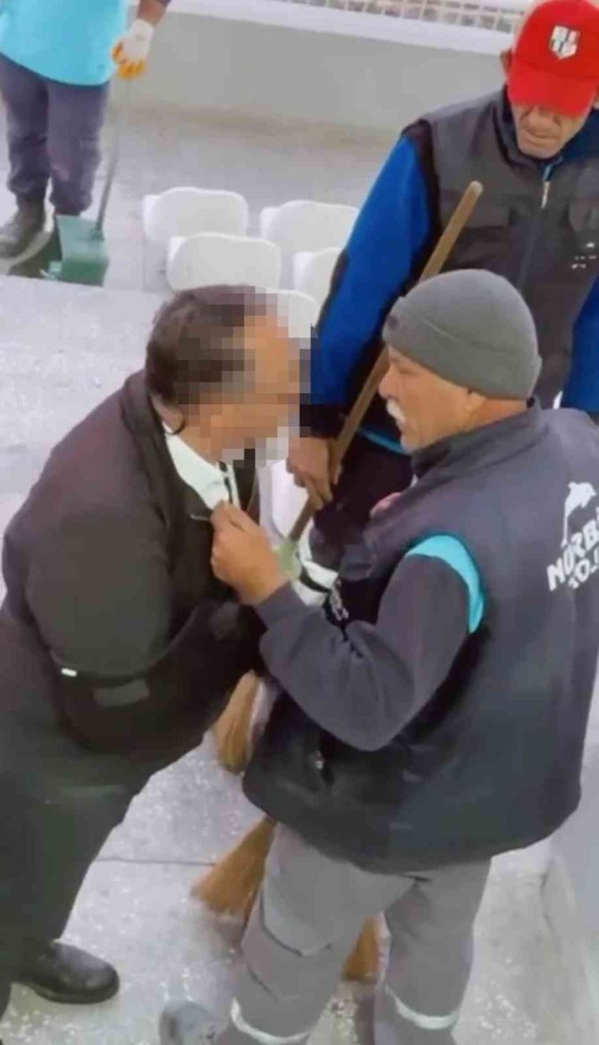 İ̇zmir’de Temizlik Görevlisine Tokatlı Saldırı Kameraya Yansıdı