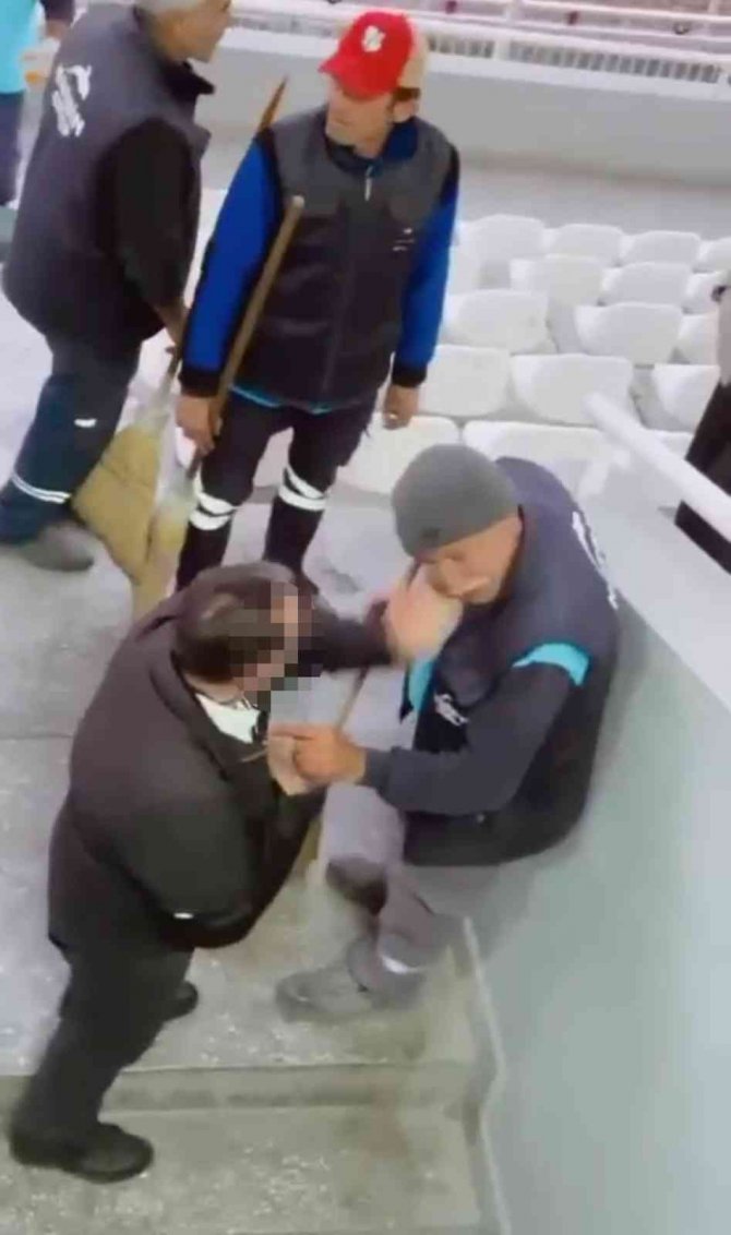 İ̇zmir’de Temizlik Görevlisine Tokatlı Saldırı Kameraya Yansıdı