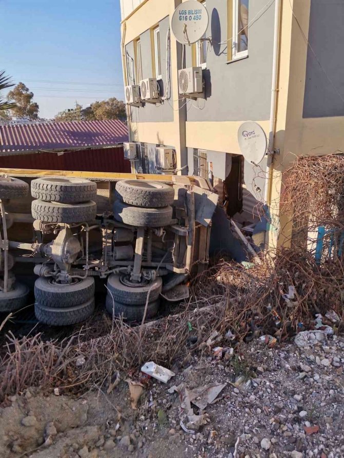 İ̇zmir’de Faciadan Dönüldü: Freni Boşalan Kamyon 112 Binasının Duvarını Yıktı