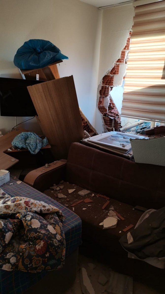 İ̇zmir’de Faciadan Dönüldü: Freni Boşalan Kamyon 112 Binasının Duvarını Yıktı