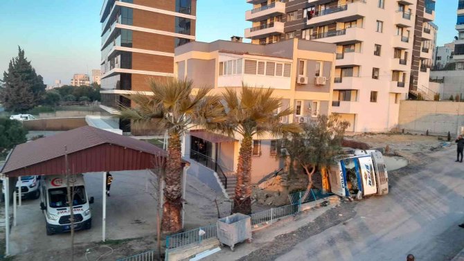 İ̇zmir’de Faciadan Dönüldü: Freni Boşalan Kamyon 112 Binasının Duvarını Yıktı