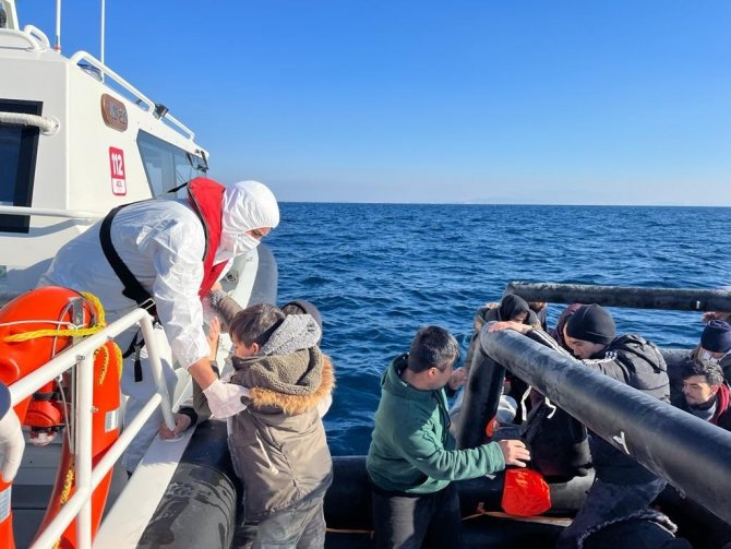 İ̇zmir Açıklarında 89 Göçmen Yakalandı, 33 Göçmen Kurtarıldı