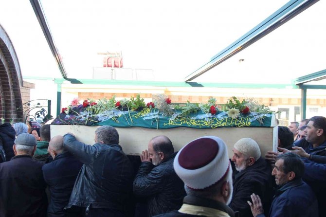 Öldürülen Annesinin Tabutunu Omuzladı: "Çok Ağır, Taşıyamıyorum"