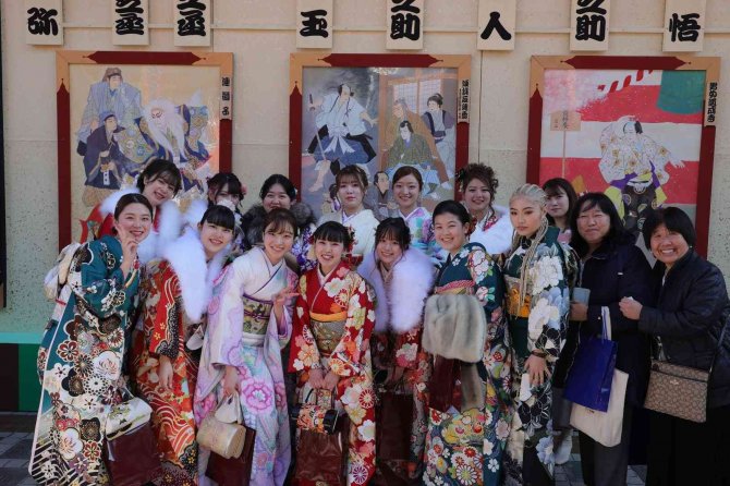 Japonya’da Gençler Yetişkinler Günü’nü Kimono Giyerek Kutladı