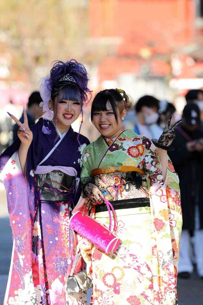Japonya’da Gençler Yetişkinler Günü’nü Kimono Giyerek Kutladı