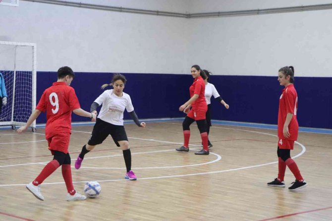 Kadın Öğretmen Ve Öğrenciler Bağımlılığa ‘Futbol’ Oynayarak Dikkat Çekti