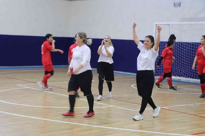 Kadın Öğretmen Ve Öğrenciler Bağımlılığa ‘Futbol’ Oynayarak Dikkat Çekti