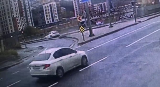 İ̇stanbul’da Yürekleri Ağza Getiren Kaza Kamerada: Sürücünün Burnu Bile Kanamadı