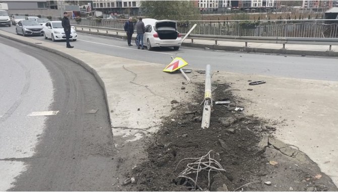 İ̇stanbul’da Yürekleri Ağza Getiren Kaza Kamerada: Sürücünün Burnu Bile Kanamadı
