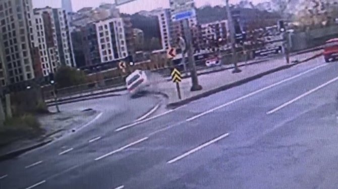 İ̇stanbul’da Yürekleri Ağza Getiren Kaza Kamerada: Sürücünün Burnu Bile Kanamadı