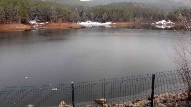 Yozgat Çamlığı Milli Parkı’ndaki Gölet Kısmen Buz Tuttu