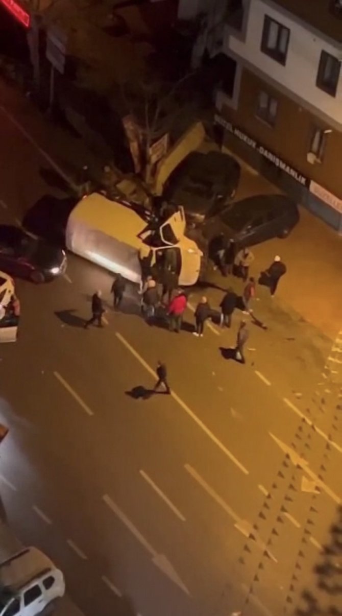 Kartal’da Otomobil İle Çarpışan Panelvan Devrildi: 2 Yaralı