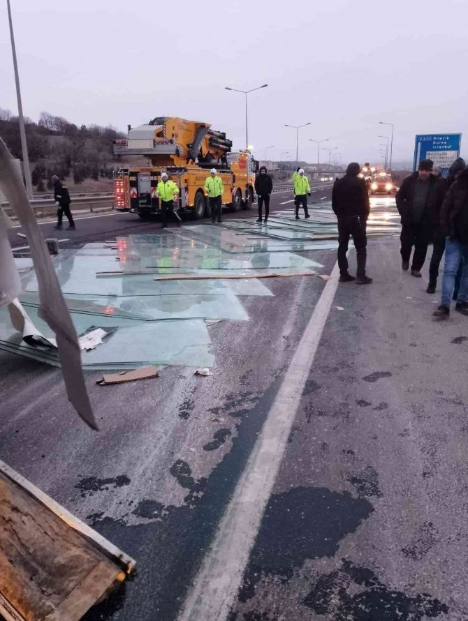 Cam Yüklü Tır Devrildi; 1 Yaralı