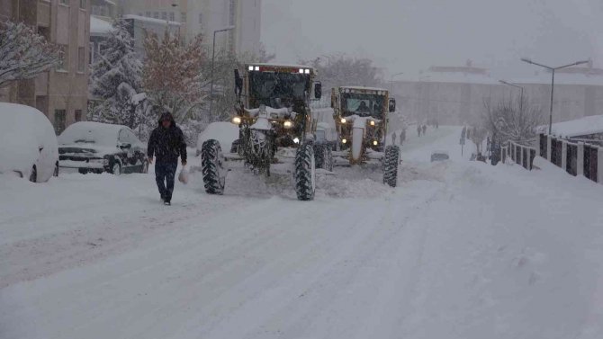 Van’da Kar Yağışı Hayatı Felç Etti