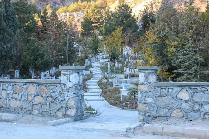 Kütahya Şehir Merkezindeki Mezarlıklar Yenilendi