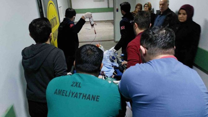 Okul Yolunda Motosikleti Devrilen Lise Öğrencisi Başka Aracın Çarpması Sonucu Ağır Yaralandı