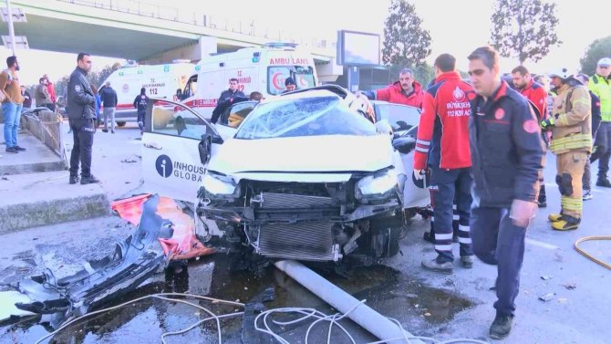 Maltepe’de Bir Sürücü, Takla Atan Aracın İçinde Sıkıştı