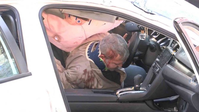 Maltepe’de Bir Sürücü, Takla Atan Aracın İçinde Sıkıştı