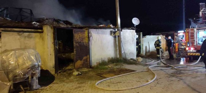 Alaşehir’de Ahşap Evde Çıkan Yangın Korkuttu