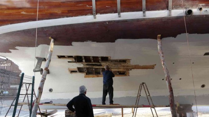 Marmaris’te, Milyonluk Yatlar Ve Tekneler Bakıma Alındı