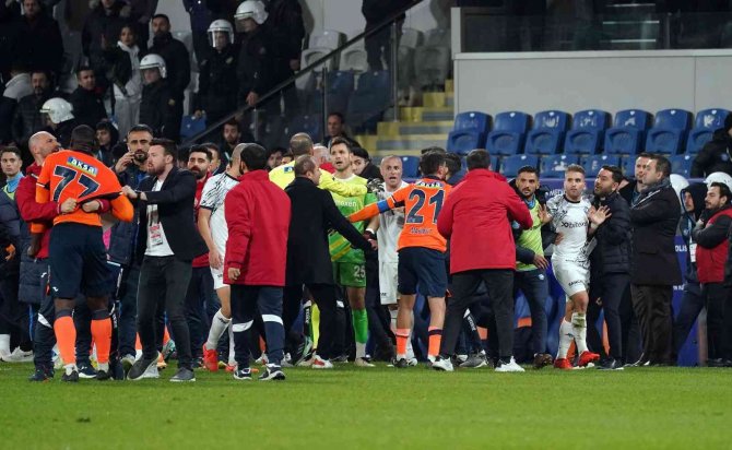 Başakşehir - Adana Demirspor Maç Sonu Saha Karıştı