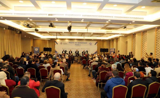 Mersin’de ’Medya Ve Demokrasi’ Paneli Düzenlendi