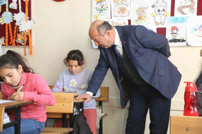 Müdür Başyiğit, "Kitaplarla Her Yaşta Dost Olun"