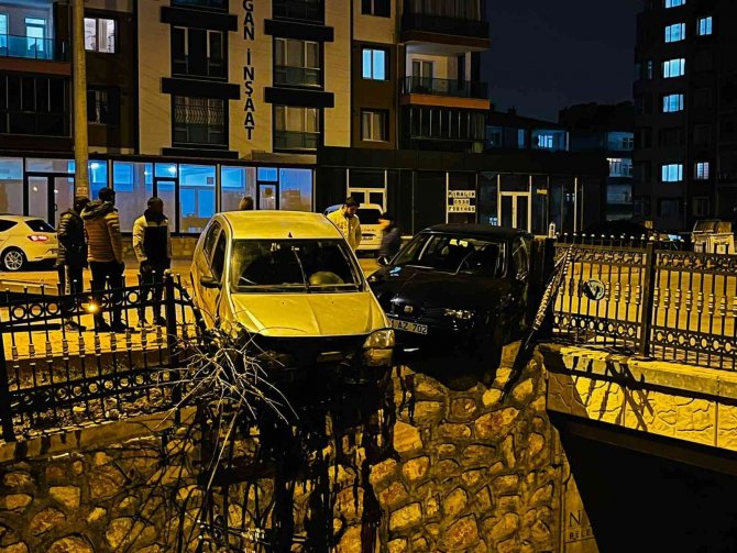 Kaza Yapan Otomobiller Kanal Kenarında Asılı Kaldı