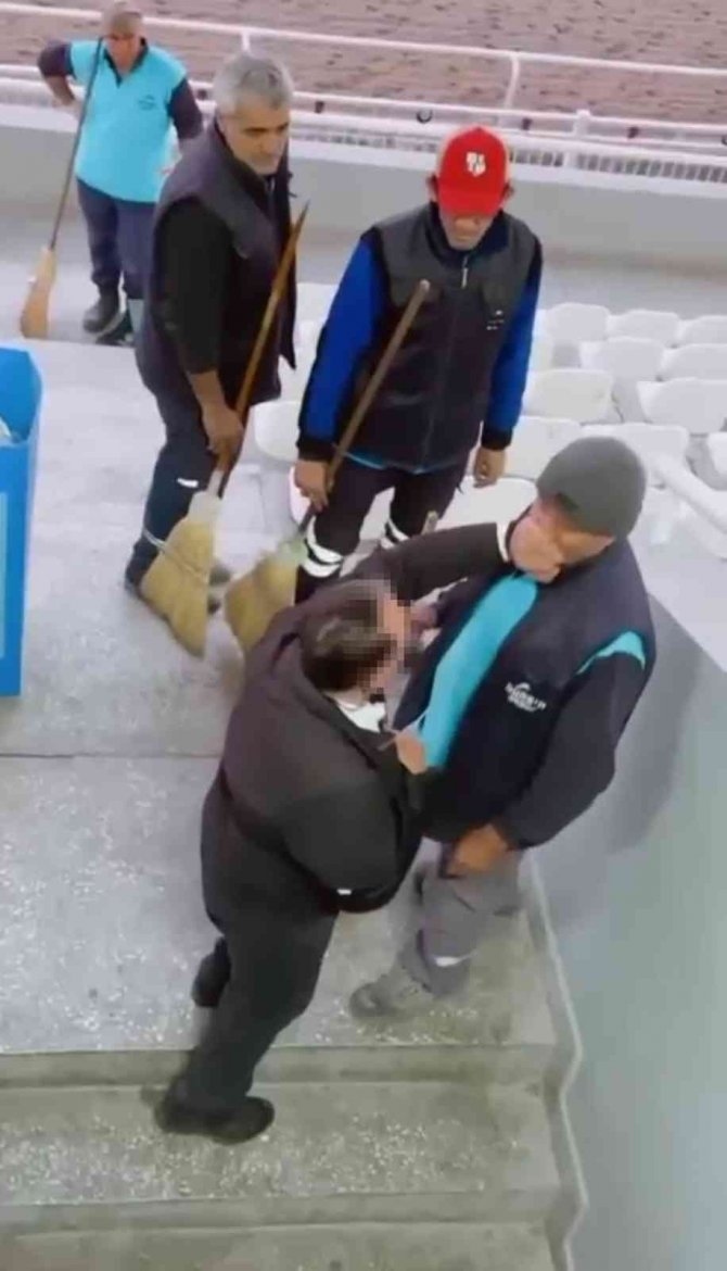 İ̇zmir’de Temizlik Görevlisine Tokatlı Saldırı Kameraya Yansıdı