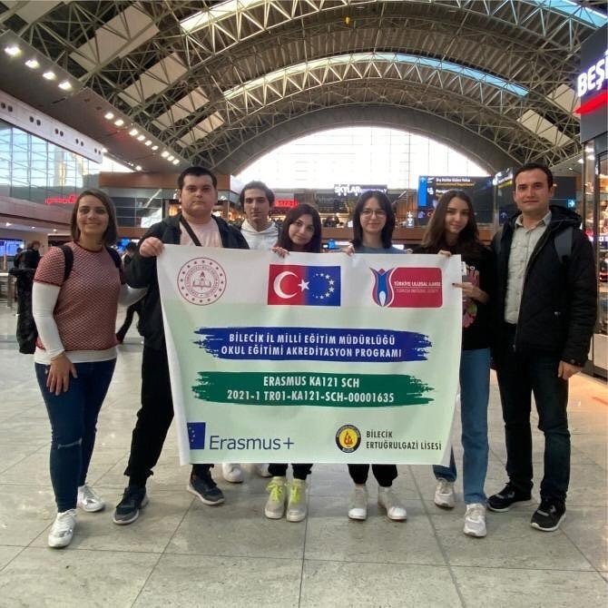 Öğrenciler Ve Öğretmenler Uzun Vadeli Eğitim İçin Yurt Dışına Gönderildi