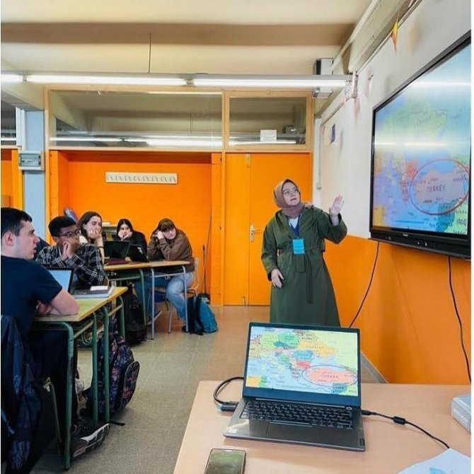 Öğrenciler Ve Öğretmenler Uzun Vadeli Eğitim İçin Yurt Dışına Gönderildi