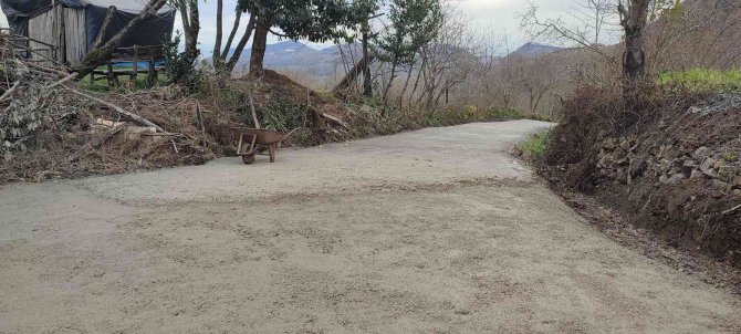 Ünye’de Beton Yol Çalışmaları Devam Ediyor