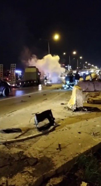 Pendik’te Tır’ın Çarptığı Araç Yanarak Küle Döndü