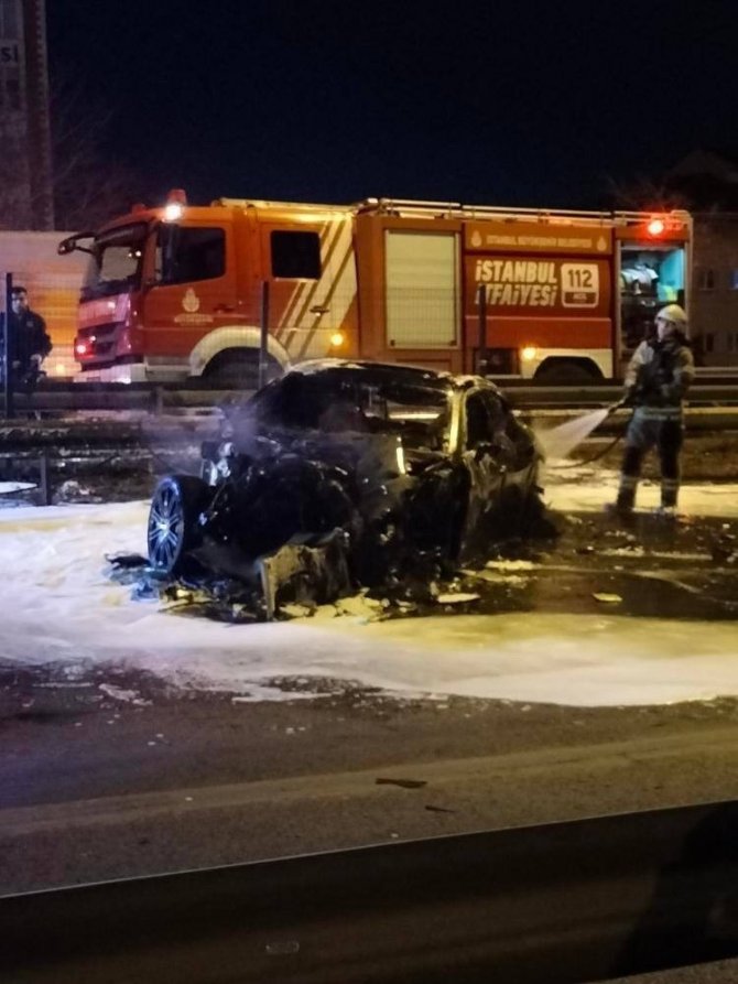 Pendik’te Tır’ın Çarptığı Araç Yanarak Küle Döndü