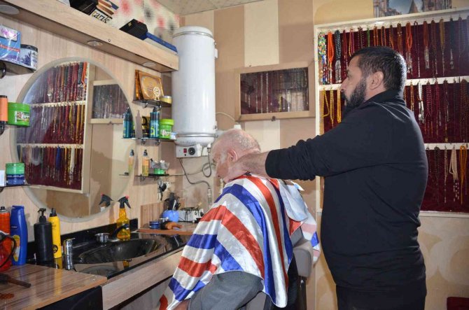 Çeyrek Asırlık Berber, 3 Yıldır Engelli Ve Yaşlı Vatandaşlara Ücretsiz Hizmet Veriyor