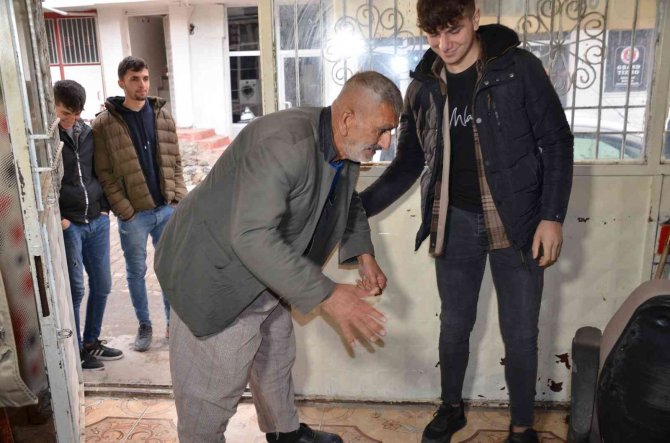 Çeyrek Asırlık Berber, 3 Yıldır Engelli Ve Yaşlı Vatandaşlara Ücretsiz Hizmet Veriyor