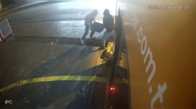 İ̇stanbul’da Mazgal Hırsızlarına Sopalı Müdahale Kamerada: Neye Uğradığını Şaşırdılar