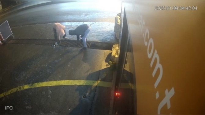 İ̇stanbul’da Mazgal Hırsızlarına Sopalı Müdahale Kamerada: Neye Uğradığını Şaşırdılar