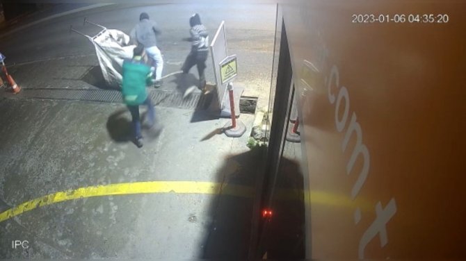 İ̇stanbul’da Mazgal Hırsızlarına Sopalı Müdahale Kamerada: Neye Uğradığını Şaşırdılar