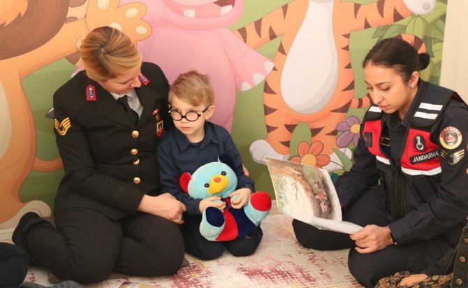 Kadın Astsubaylar Görme Engelli Çocukların Yüreklerine Dokundu