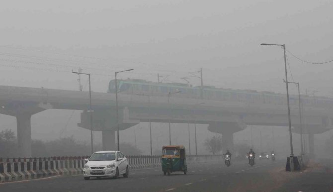 Hindistan’da Gökyüzünü Sis Bulutu Kapladı