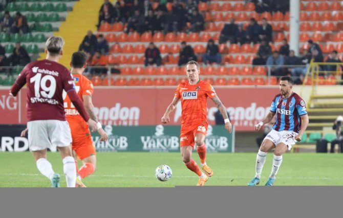 Spor Toto Süper Lig: Alanyaspor: 3 - Trabzonspor: 0 (İ̇lk Yarı)