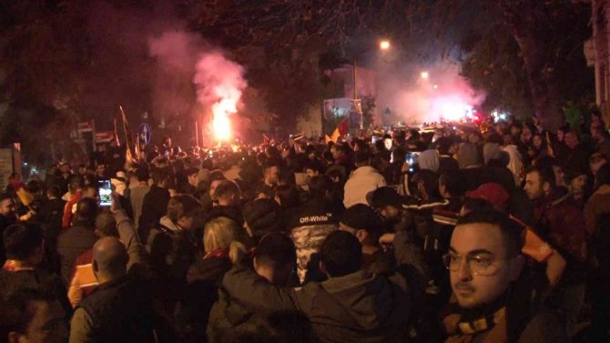 Galatasaraylı Taraftarlar, Takımlarını Coşkuyla Karşıladı