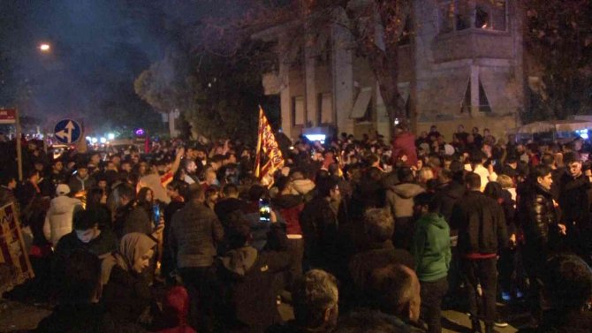 Galatasaraylı Taraftarlar, Takımlarını Coşkuyla Karşıladı