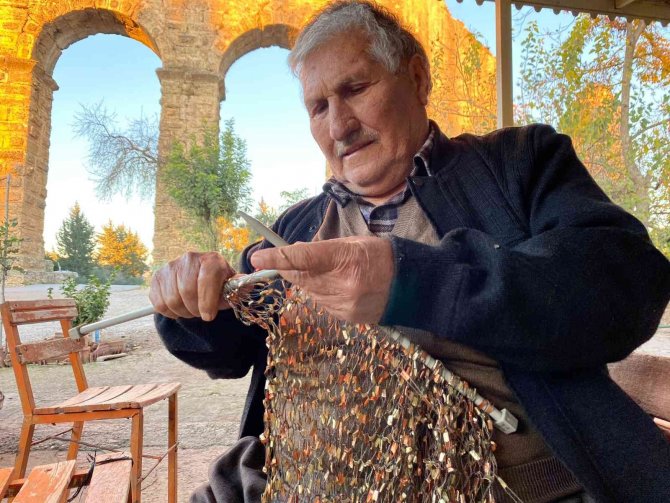 Aspendos Antik Kenti’nin Su Kemerleri Yanında 63 Yıldır Geçimini Meyve Suyu Satarak Sağlıyor