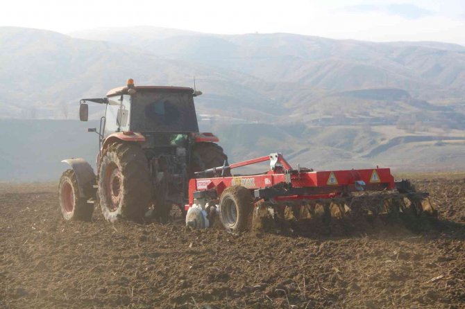 Çiftçiler Endişeli: "Tek Umudumuz Yağış, Yoksa Sulama Bile Fayda Etmez"
