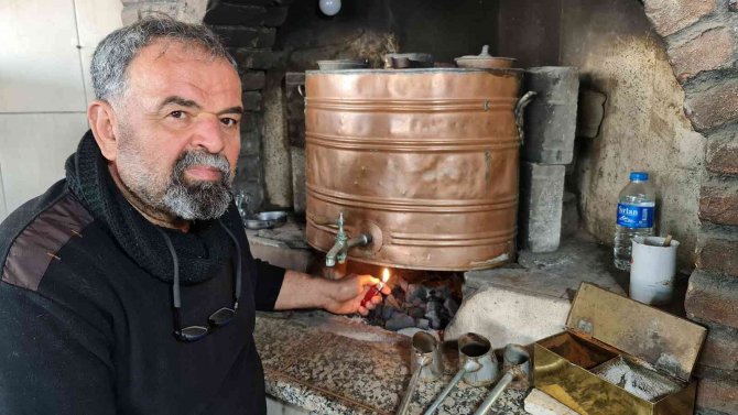 Odun Ateşinde 69 Yıldır Demlenen Çay Davalık Oldu