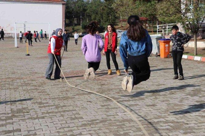 Gönüllü Gençlerden Köy Okulundaki Öğrencilere Palyaçolu Sürpriz