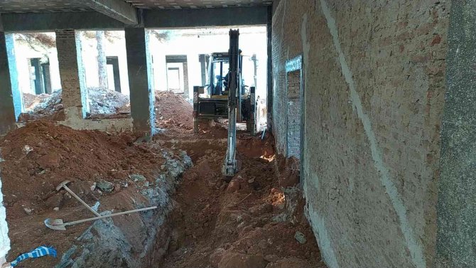 Toprak Altında Kalan 2 İşçi Yaralandı